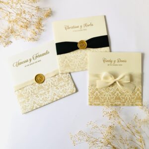 Invitacion cuadrada con liston y monograma